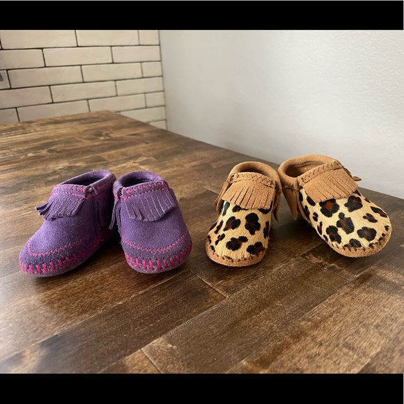 Lot of 2 Minnetonka baby moccasins - Picture 2 of 3